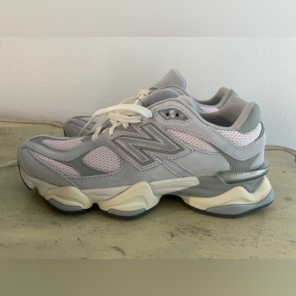New Balance® Unisex 9060
Sneakers W Size 8.5 Pink
Granite Silver Metallic $150 - Picture 7 of 13